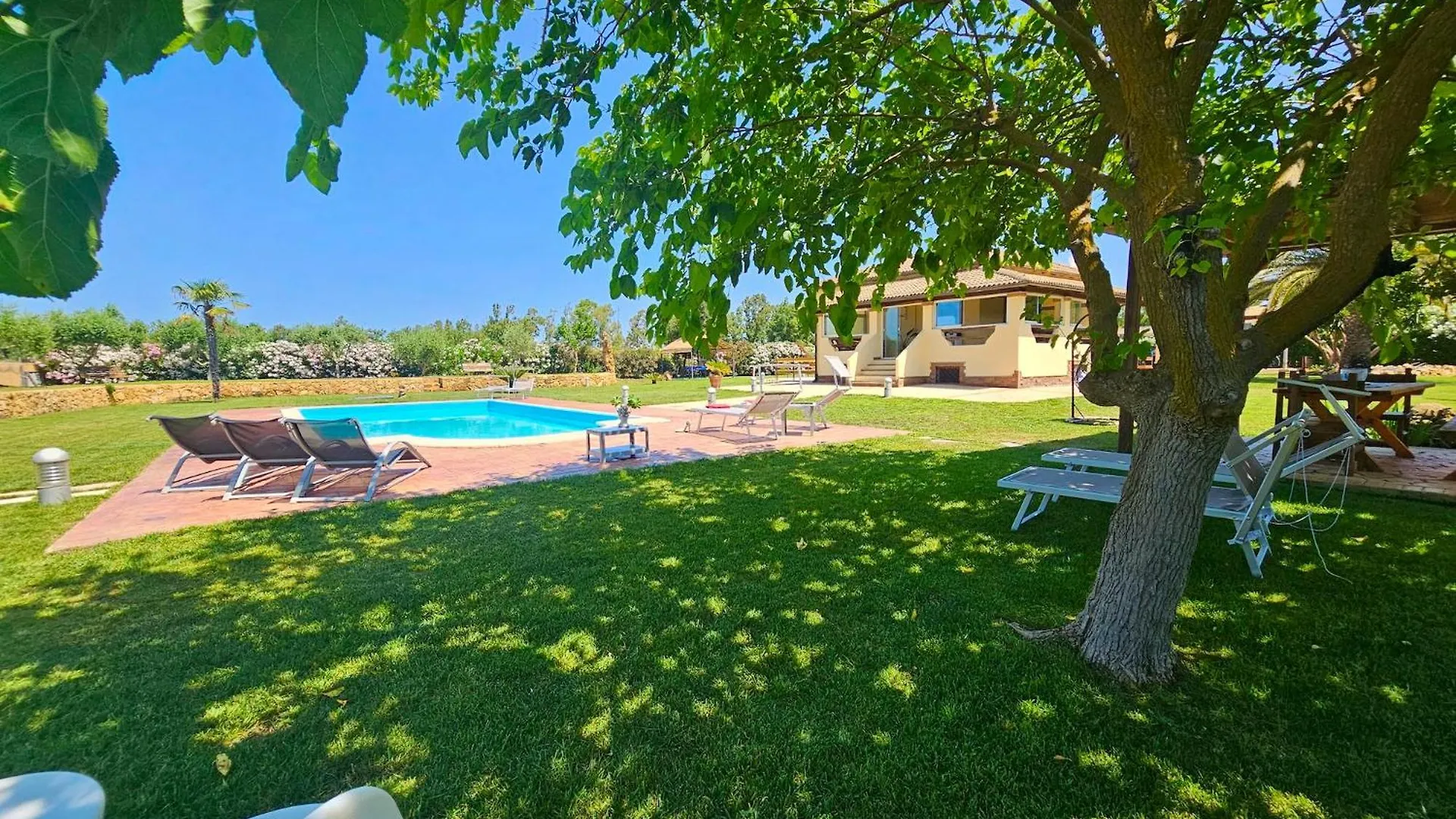 Large Villa Mediterranea In The Heart Of Coral Shore With Swimming Pool Large Garden With Palm Trees 阿尔盖罗